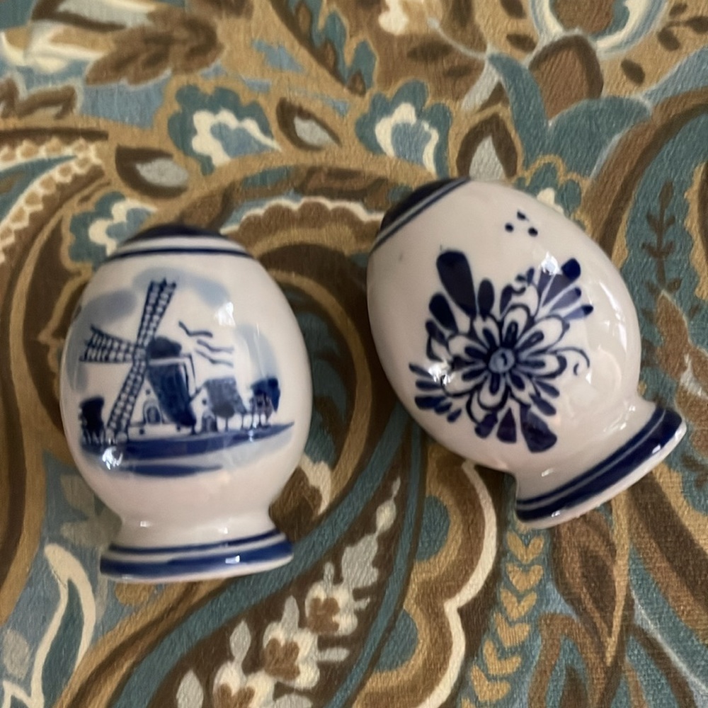 Salt and Pepper Shakers NEW Delftware from Holland blue painted offwhite pottery